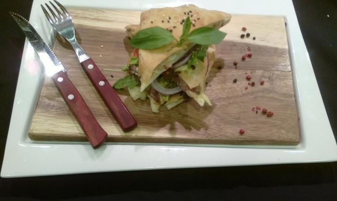 Пита с сыром и салатом микс