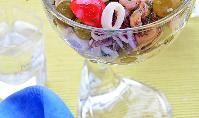 Морской коктейль с оливками и авокадо