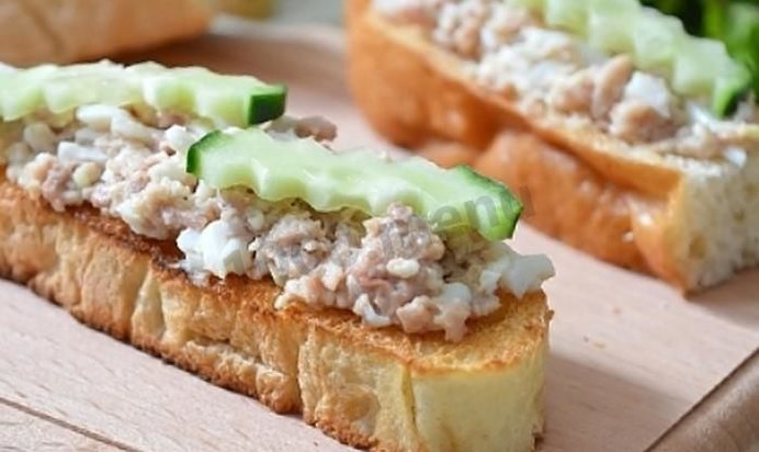 Бутерброды с печенью трески огурцом яйцами