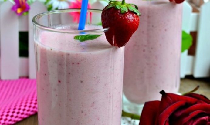 Молочно-клубничный коктейль в шейкере