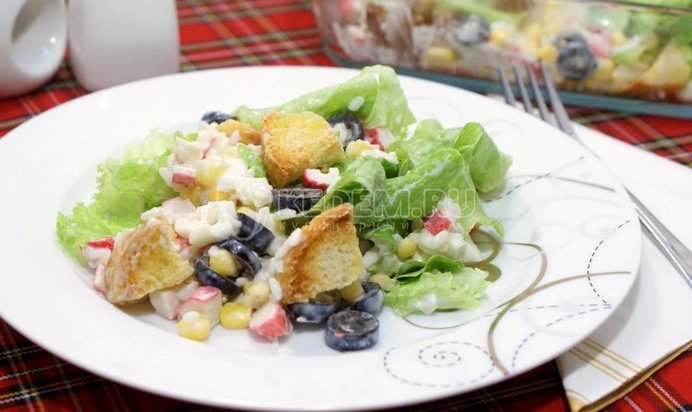 Салат с крабовыми палочками, маслинами и сухариками