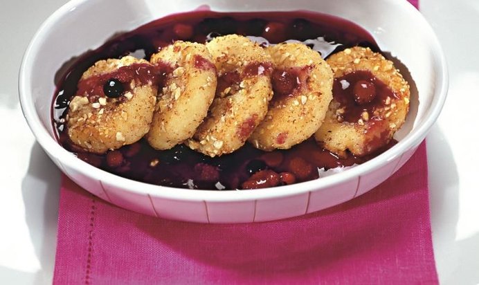 Манные биточки с ягодным киселем