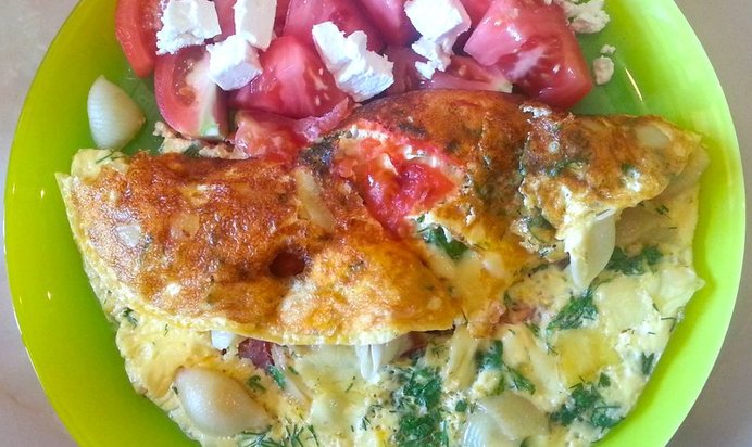 Омлет с макаронами, сыром и зеленью