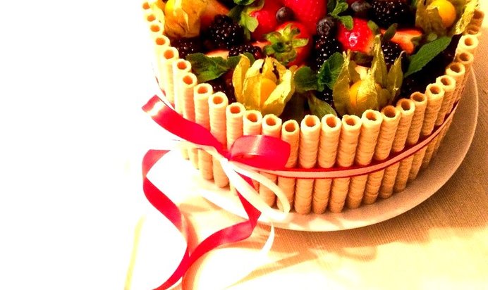 Торт «Медовик» с ягодами