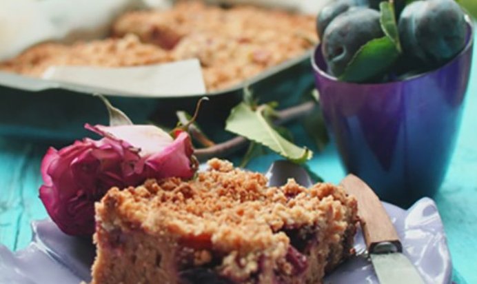 Сливовая шарлотка со штрейзелем