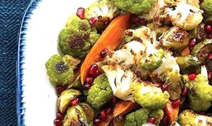 Салат с жареными овощами и гранатом