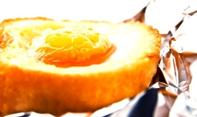 Яичница с колбасой в булке