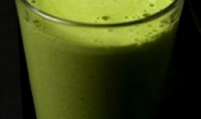 Зеленый витаминный напиток с кокосом