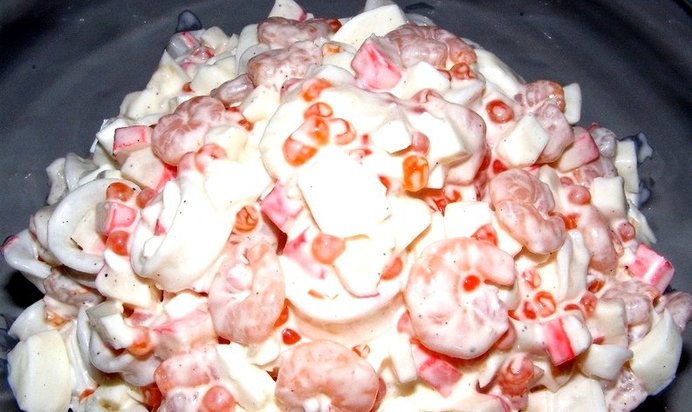 Салат с кальмарами и крабовыми палочками