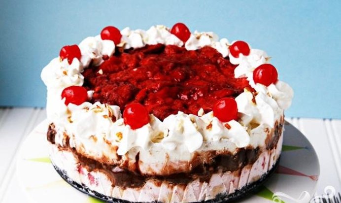 Торт-мороженое с клубникой и бананами