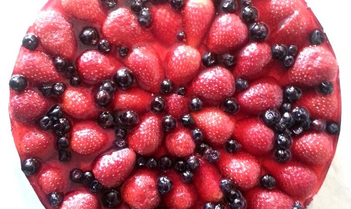 Торт с крекером, клубникой и черникой