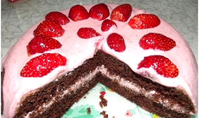 Бисквит с клубникой в мультиварке