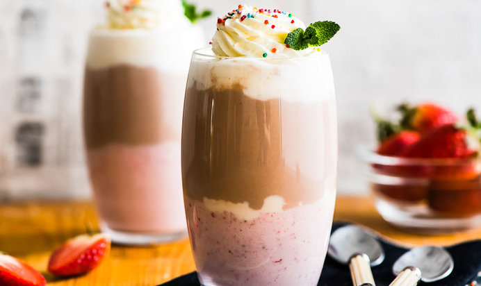 Трехцветный молочный коктейль