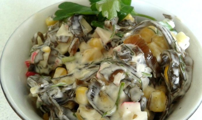 Салат из морской капусты с кукурузой и крабовыми палочками