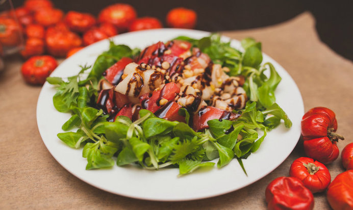 Легкий салат с грушей и помидорами с заправкой крем-бальзамик