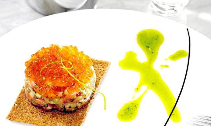 Тартар из лосося с огурцами и икрой