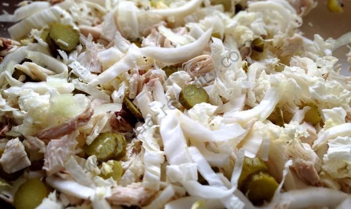 Салат с курицей и огурчиками