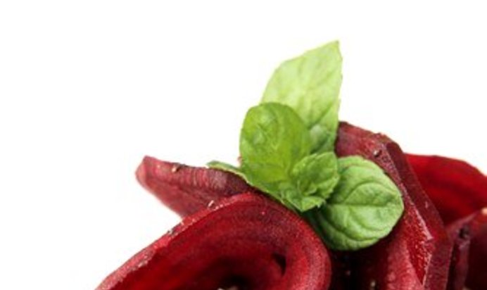 Салат из печеной свеклы с грецкими орехами и козьим сыром