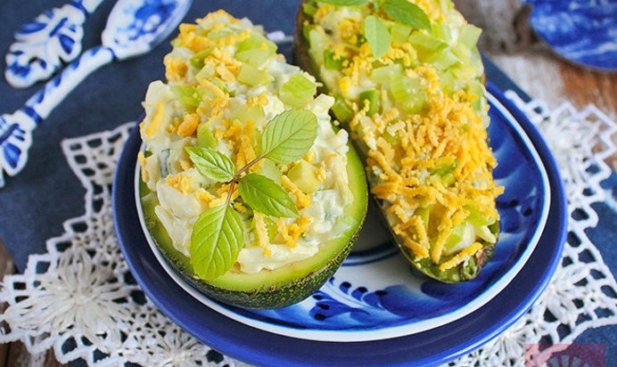 Яичный салат в авокадо