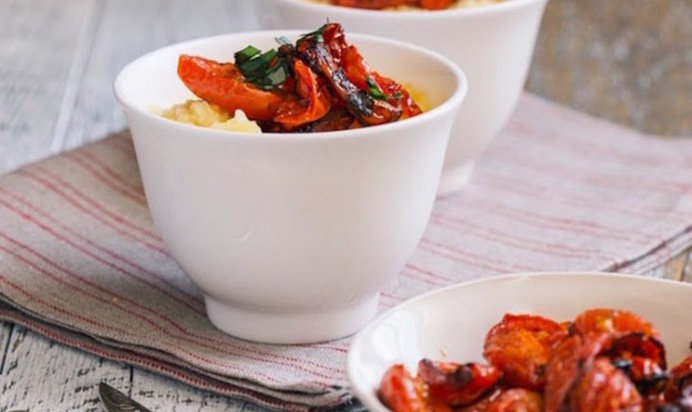 Кукурузная каша с жареными помидорами