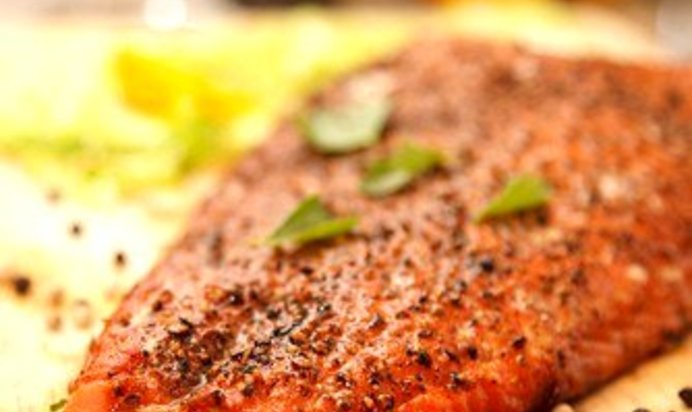 Лосось на гриле в кленовом сиропе и апельсиновом соке