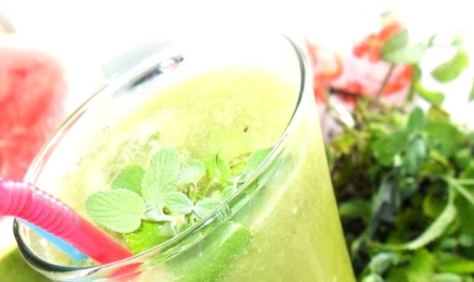 Зеленый коктейль с лимоном