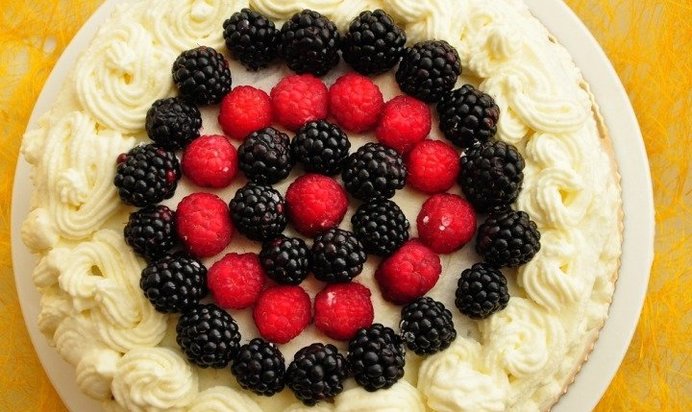 Шоколадный торт с фруктами