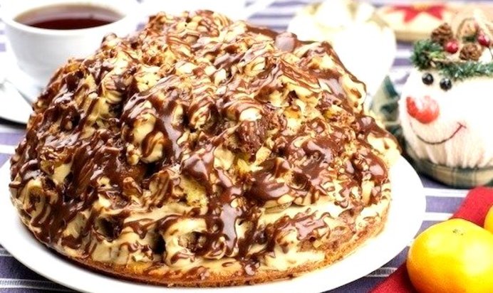 Бисквитный торт со сметанным кремов и шоколадной глазурью