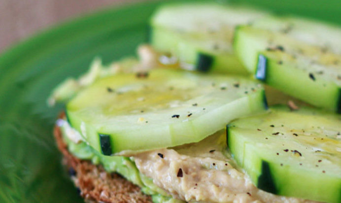 Кростини с хумусом и огурцом