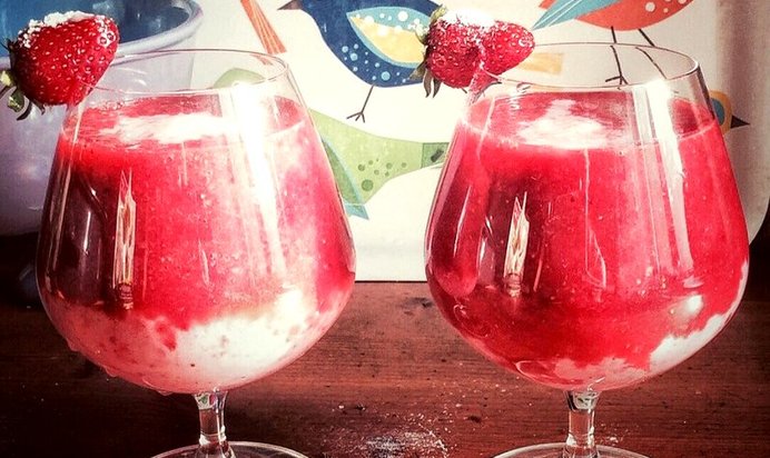 Слоеный клубничный коктейль