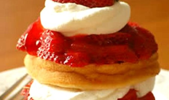 Простой клубничный пирог со сливками