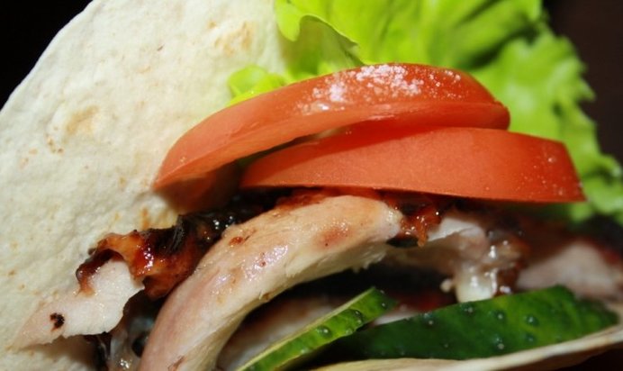 Крылья индейки в тортилье с овощами