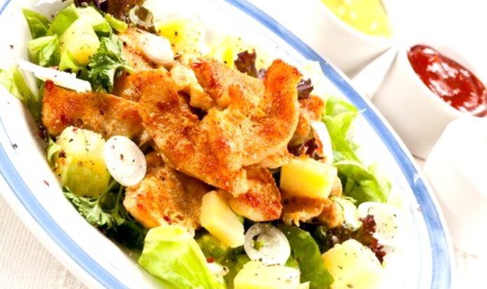 Салат из курицы с овощами под томатным соусом