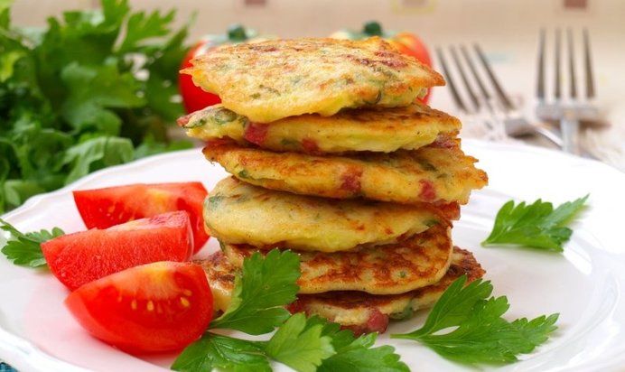 Кабачковые оладьи с колбасой