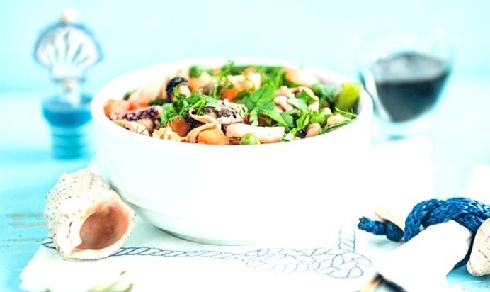 Морской коктейль с овощами