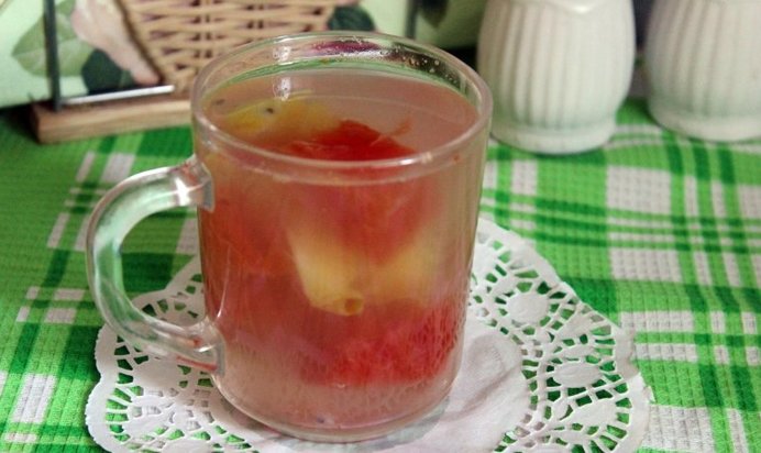 Летний компот с арбузом, яблоком и ягодами