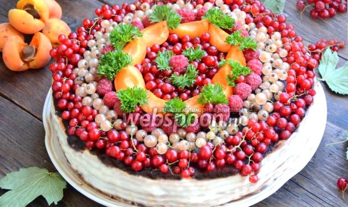 Бисквитный торт с ягодами и шоколадом