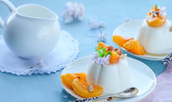 Паннакота с абрикосами в легком сиропе с миндалем