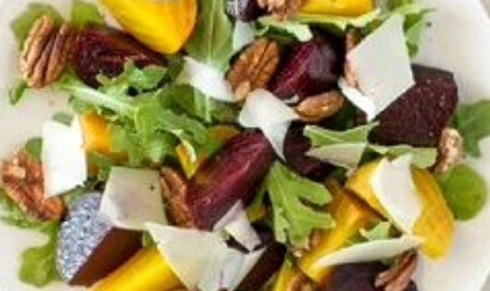 Салат с печеной свеклой и рукколой
