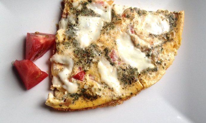 Омлет с помидорами, сладким перцем и сыром моцарелла