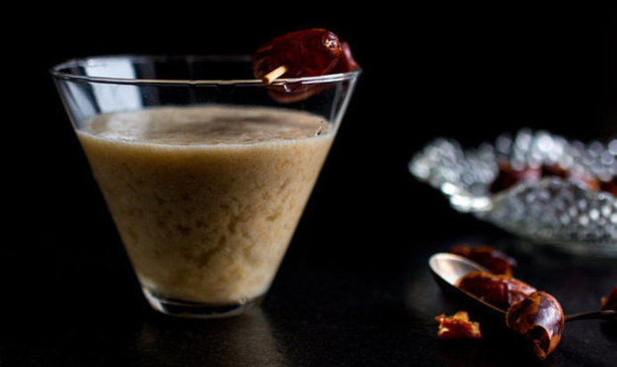 Смузи с финиками, диким рисом и миндальным молоком