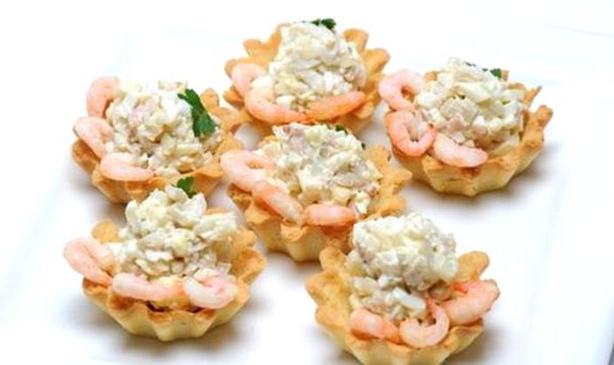 Тарталетки с морским коктейлем