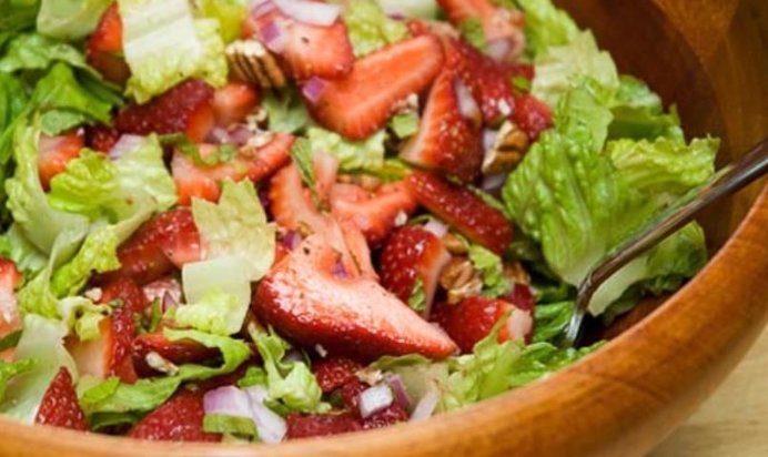 Салат с клубникой и зелеными яблоками