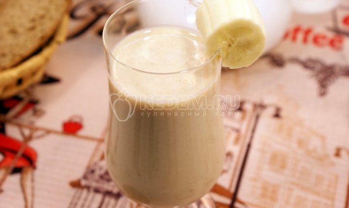 Молочно-банановый коктейль с финиками