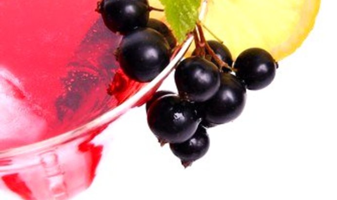 Крюшон с шампанским и черной смородиной