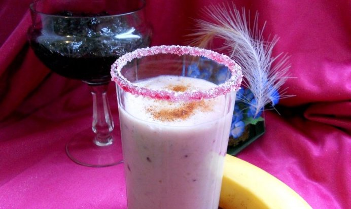 Банановый коктейль с черной смородиной