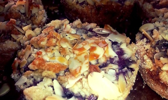 Песочные корзинки с ягодно-манной начинкой