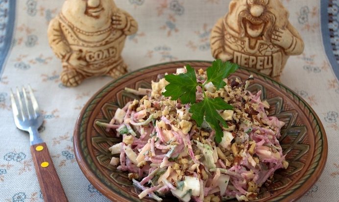 Салат с сыром и орехами