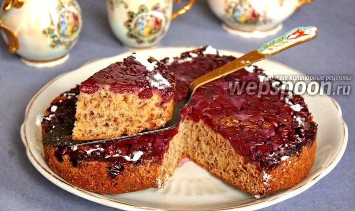 Вишнёвый торт-перевёртыш с рубленными орехами