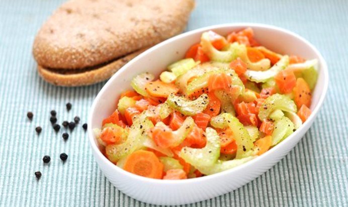 Салат из лосося, сельдерея и моркови